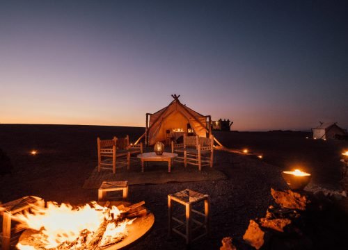 Coucher de soleil et dîner dans le désert d'Agafay avec des chameaux